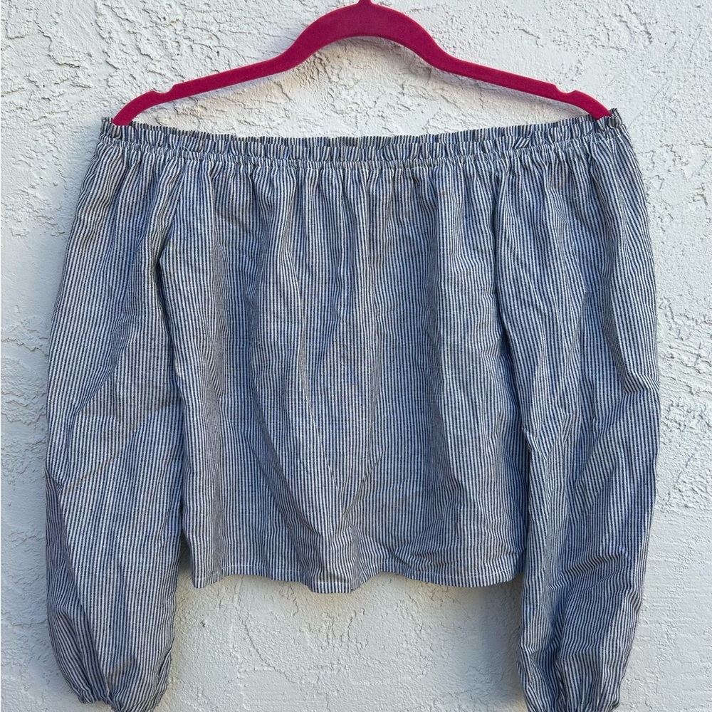 Adorable off the shoulder striped top with cinched sleeves 🛥️